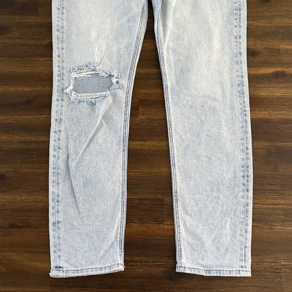 American Eagle Stretch High-Rise Straight Ripped Knee Mom Jeans Size 6 Long - Picture 5 of 10